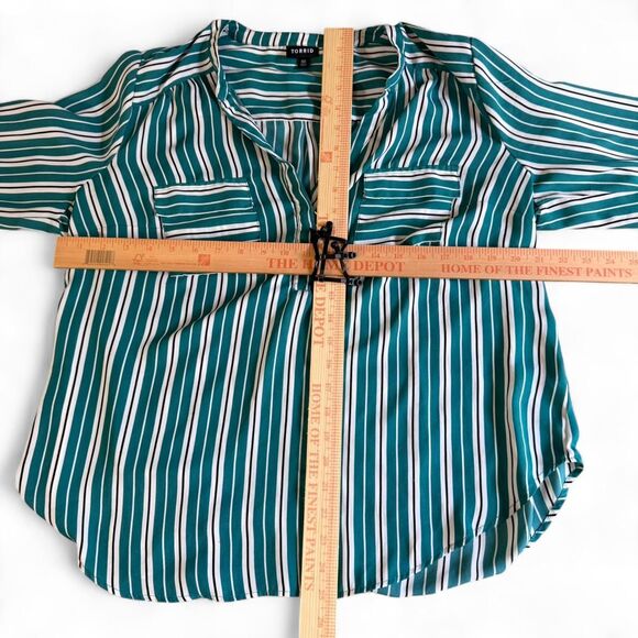 TORRID L Vertical Stripe Blouse Tunic Green White Split Neck Roll Tab Sleeve - Picture 9 of 9